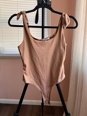 Gaze Skims LIKE Sleeveless Knot-Shoulder Bodysuit in Warm Brown